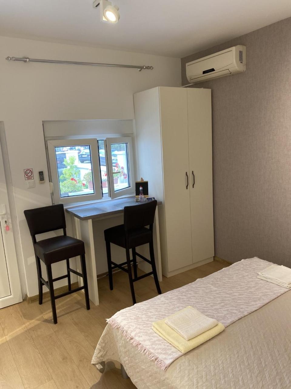 Studio Apartments With Terrace Near Sea - Angela'S Apartments Zadar Ruang foto