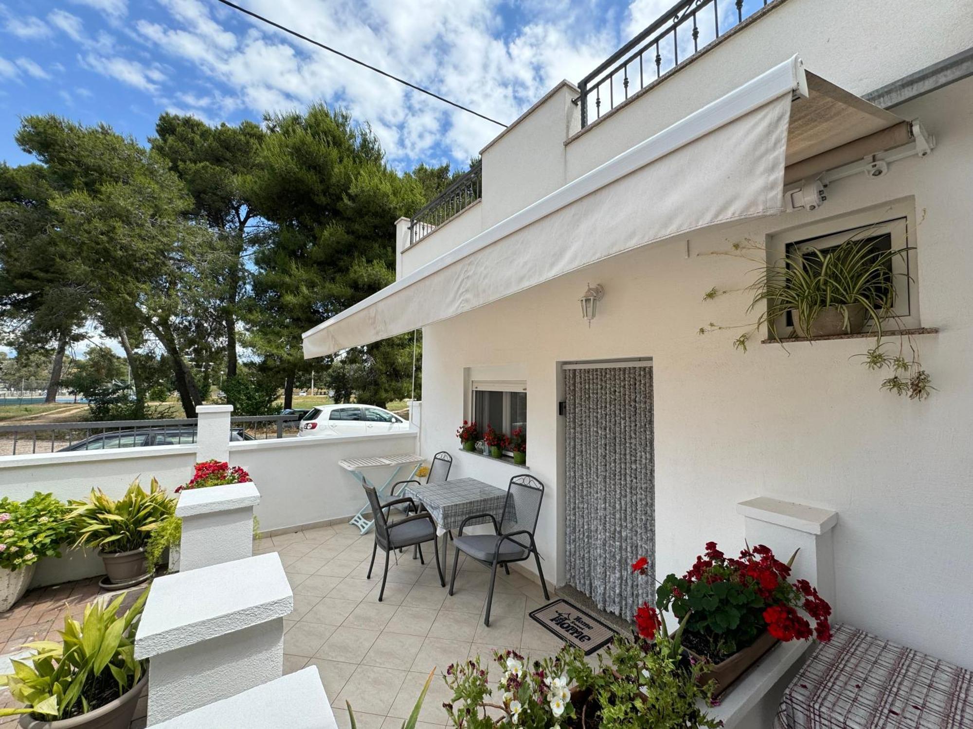 Studio Apartments With Terrace Near Sea - Angela'S Apartments Zadar Bagian luar foto
